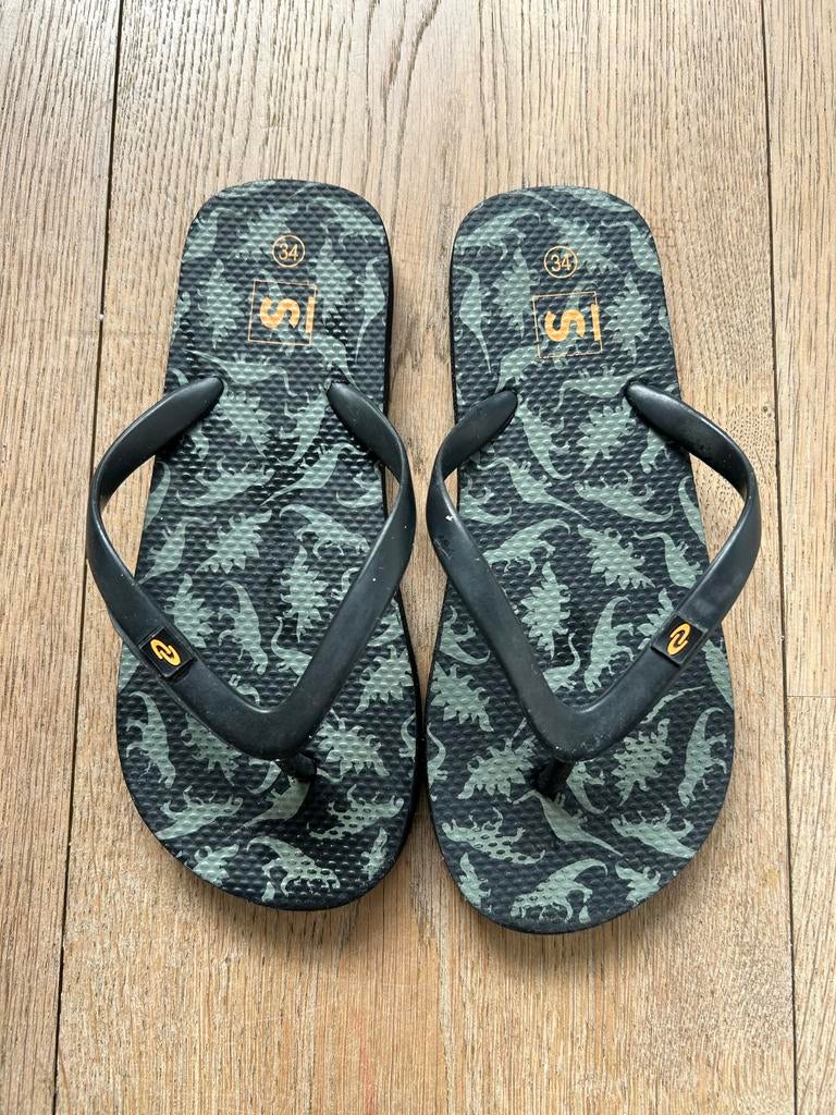 Nagenoeg nieuwe slippers maat 34, dinosaurusprint, Ophalen of Verzenden, Zo goed als nieuw, Jongen of Meisje, Overige typen