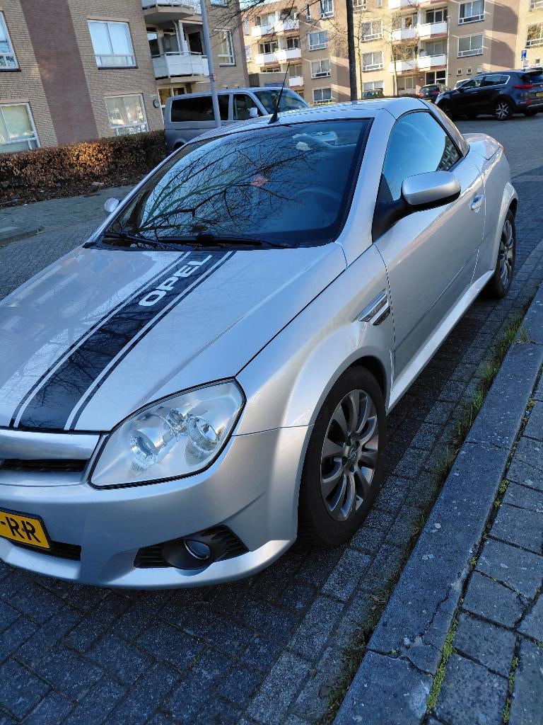 Opel Tigra 1.4 16V  AUT 2006 Cabriolet, APK tot 20 nov 2026, Zwart, 4 cilinders, Cabriolet, 49 €/maand