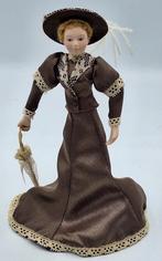 Popje in mooie goudkleurige jurk, nieuw,  voor poppenhuis, Ophalen of Verzenden, Nieuw, Poppenhuis