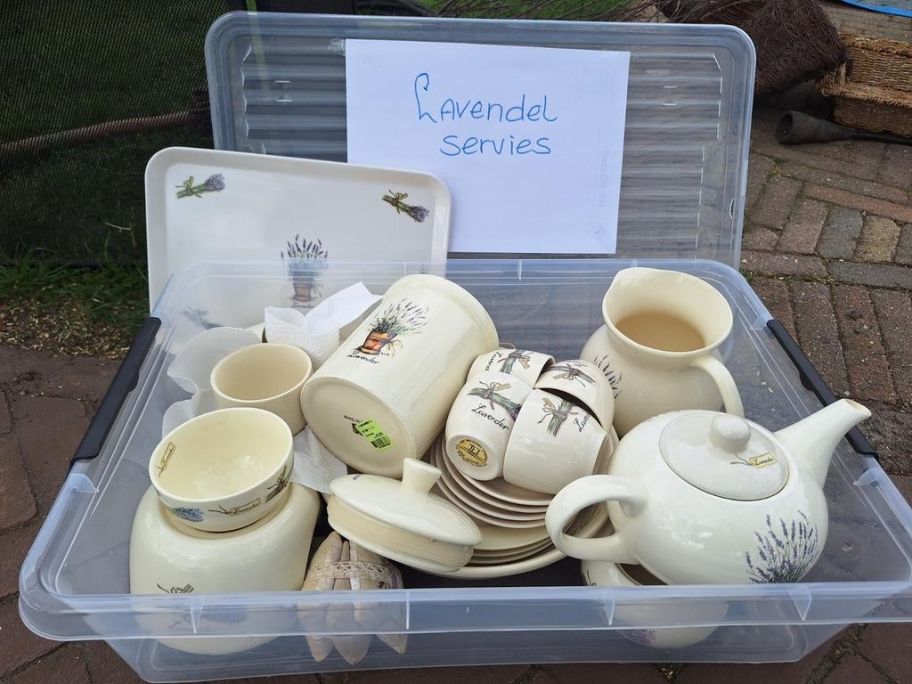 Mooi lavendel servies, weinig gebruikt, Ophalen of Verzenden, Zo goed als nieuw, Overige stijlen, Compleet servies