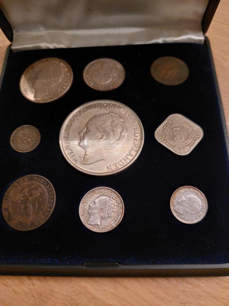 Muntenset Koningin Wilhelmina 1898-1948. 2 sets  aanwezig, Postzegels en Munten, Ophalen