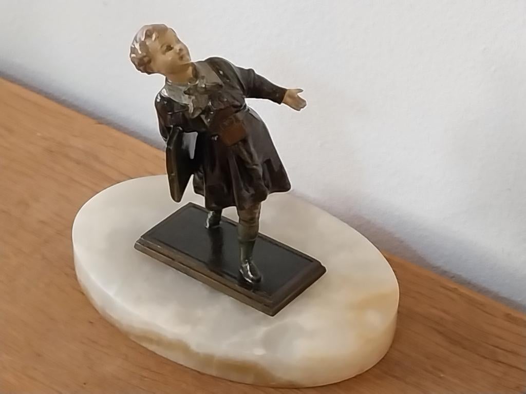 Antiek zamak beeld scholier jongen op marmer ca. 1920, Antiek en Kunst, Minder dan 20 cm, Art deco, Handgemaakt, Ophalen of Verzenden