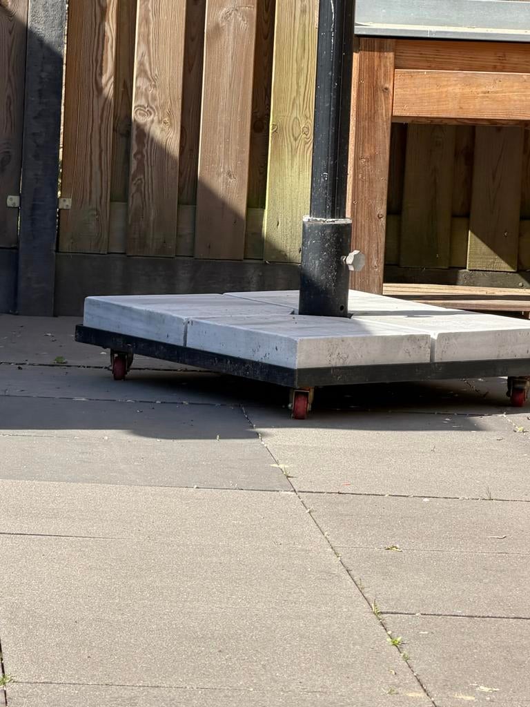 Horeca Parasol 300/300 met verzwaarde, verrijdbare voet, Ophalen, Gebruikt