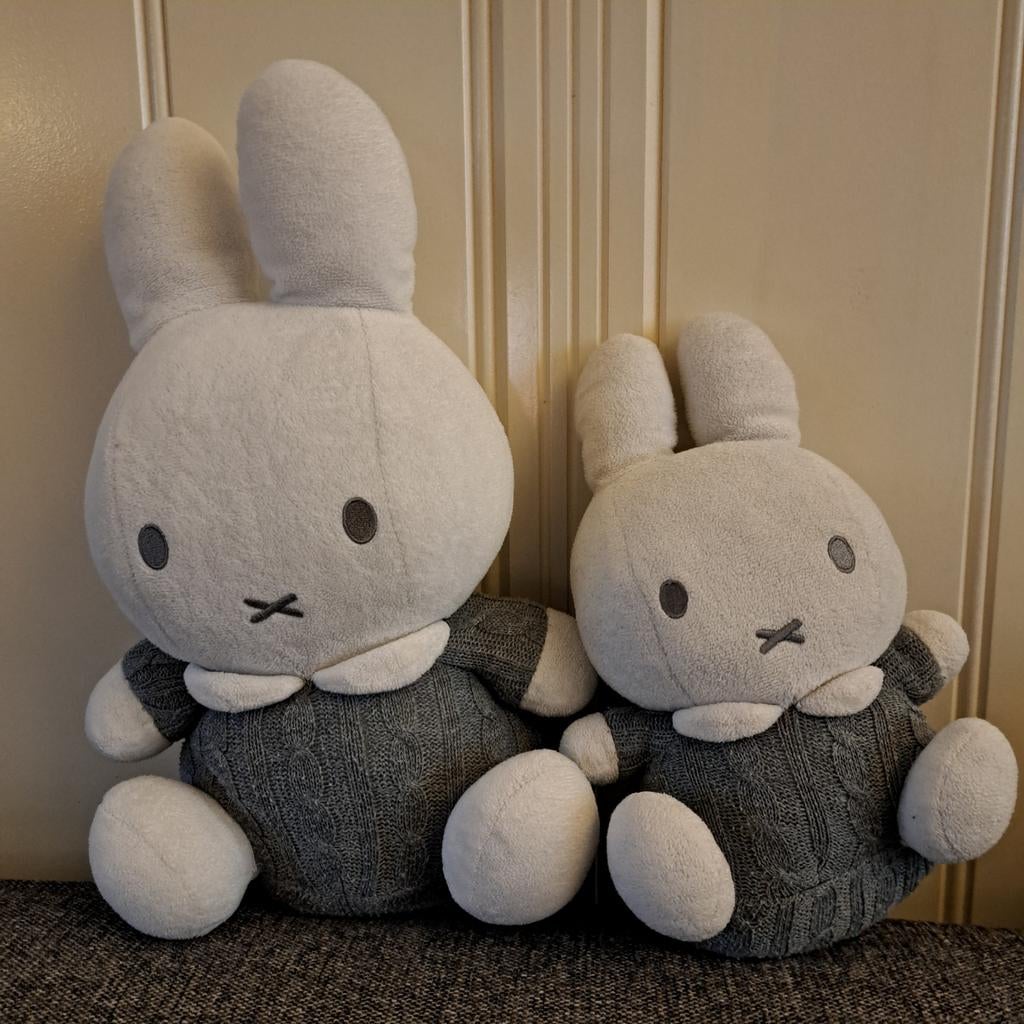 2 Nijntje knuffels, grijs, 33cm en 23cm, Ophalen of Verzenden