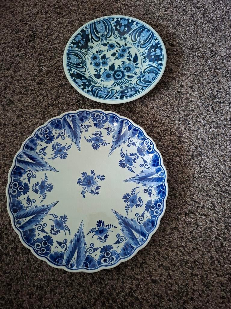 Twee Delfts blauwe wandborden, 30 en 24 cm, onbeschadigd, Antiek en Kunst, Antiek | Wandborden en Tegels, Ophalen