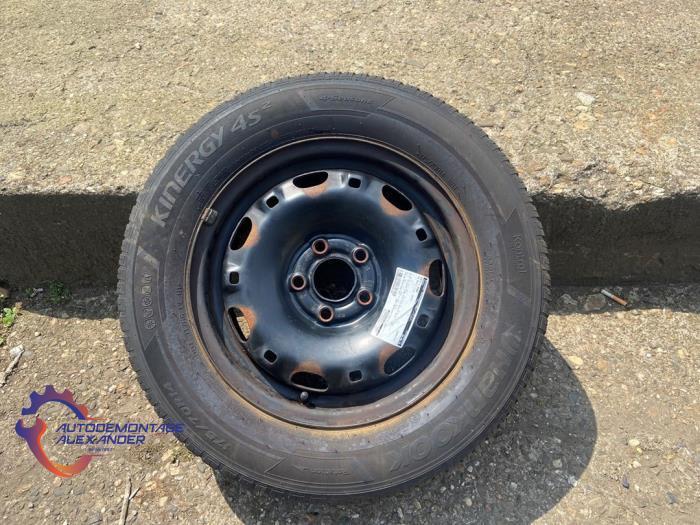 Velg + Band van een Volkswagen Polo, Auto-onderdelen, Banden en Velgen, Personenwagen, Gebruikt, 3 maanden garantie