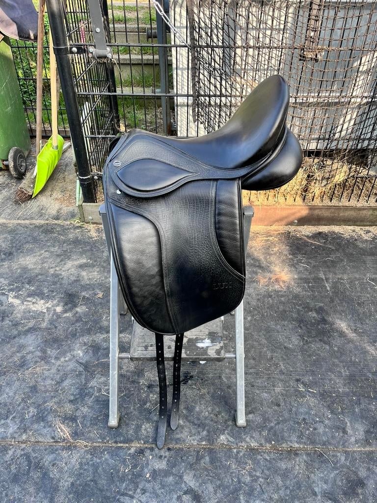 FRYSO LUX dressuur zadel te koop 18 inch, Ophalen of Verzenden, Zo goed als nieuw, Dressuur