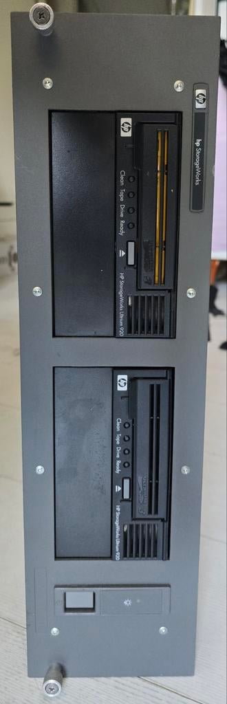 HP StorageWorks server met twee tape drives, Ophalen of Verzenden, Gebruikt, Onbekend, Hot swappable onderdelen