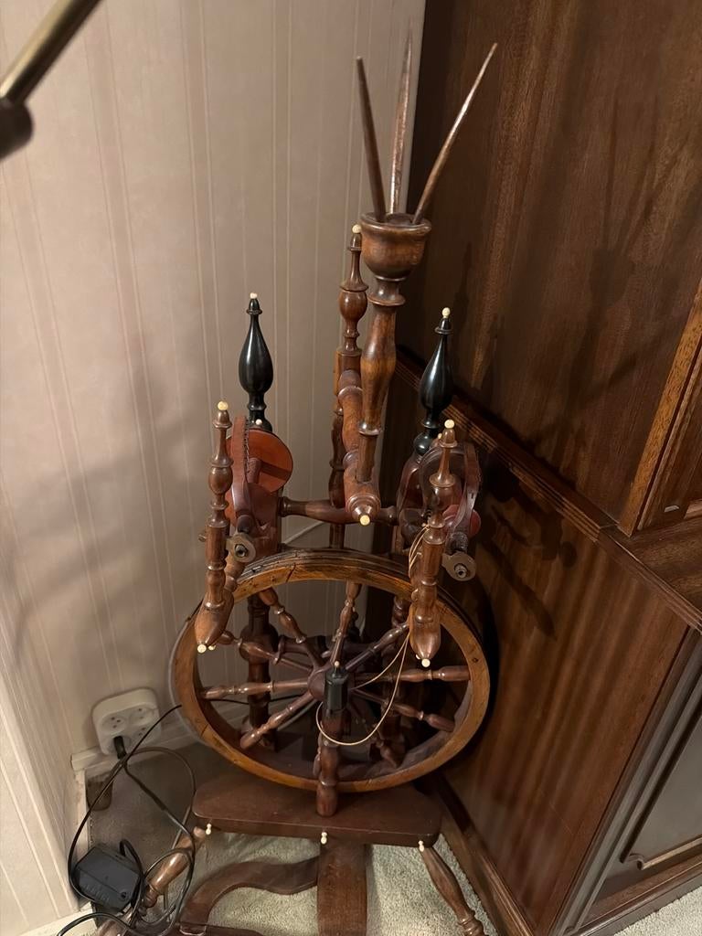 Antiek houten spinnewiel - Decoratief en functioneel, Ophalen of Verzenden, Gebruikt, Spinnewiel