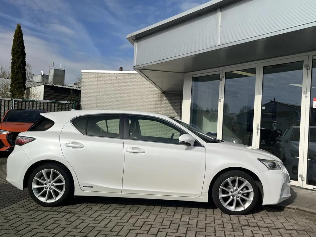 Lexus CT 200h Luxury Line TREKHAAK+MARK LEVINSO € 12.400,0, 136 pk, Gebruikt, 4 cilinders, Wit
