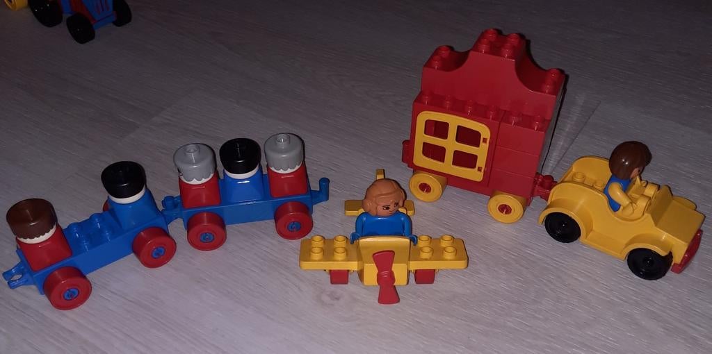Duplo Vliegtuig, Auto en Trein met Karretjes, Kinderen en Baby's, Speelgoed | Duplo en Lego, Ophalen of Verzenden, Gebruikt, Complete set