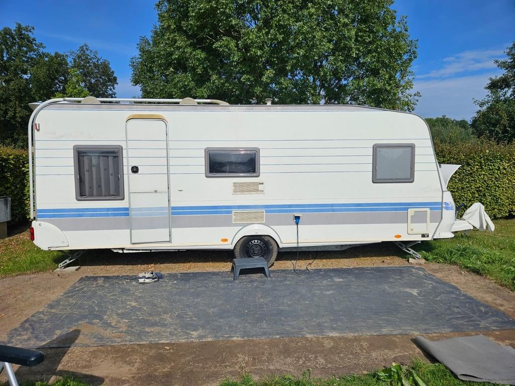 Hobby de Luxe 560 KMFe uit 2001 met seizoenplaats, Caravans en Kamperen, Rondzit, Hobby, Particulier, 6 tot 7 meter