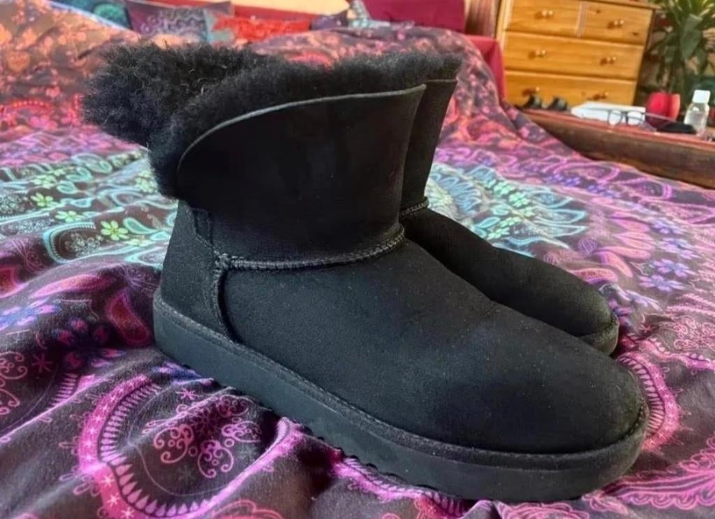 Zwarte Ugg's Australia mini met open zijkanten 38 nu 99,99€, UGG, Zwart, Lage of Enkellaarzen, Ophalen of Verzenden
