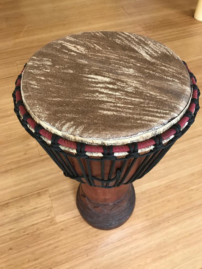 prachtig versierde djembe te koop, Muziek en Instrumenten, Percussie, Ophalen, Gebruikt, Trommel
