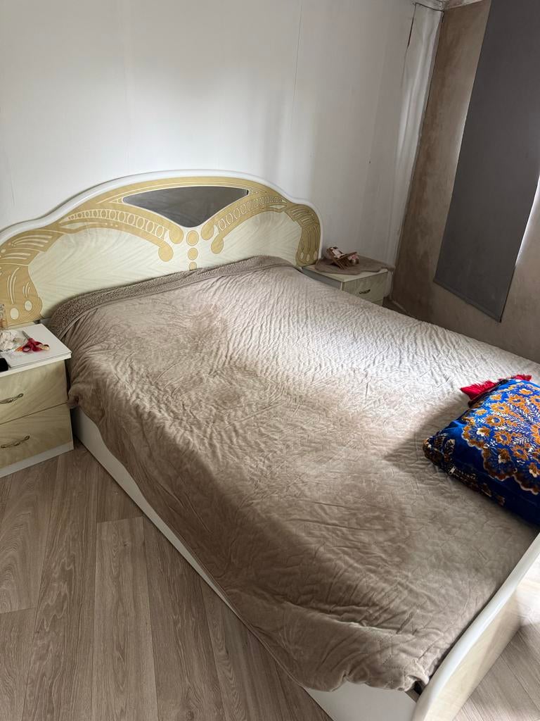 Gratis bed met nachtkastjes, Huis en Inrichting, Ophalen, Gebruikt, Wit, Tweepersoons