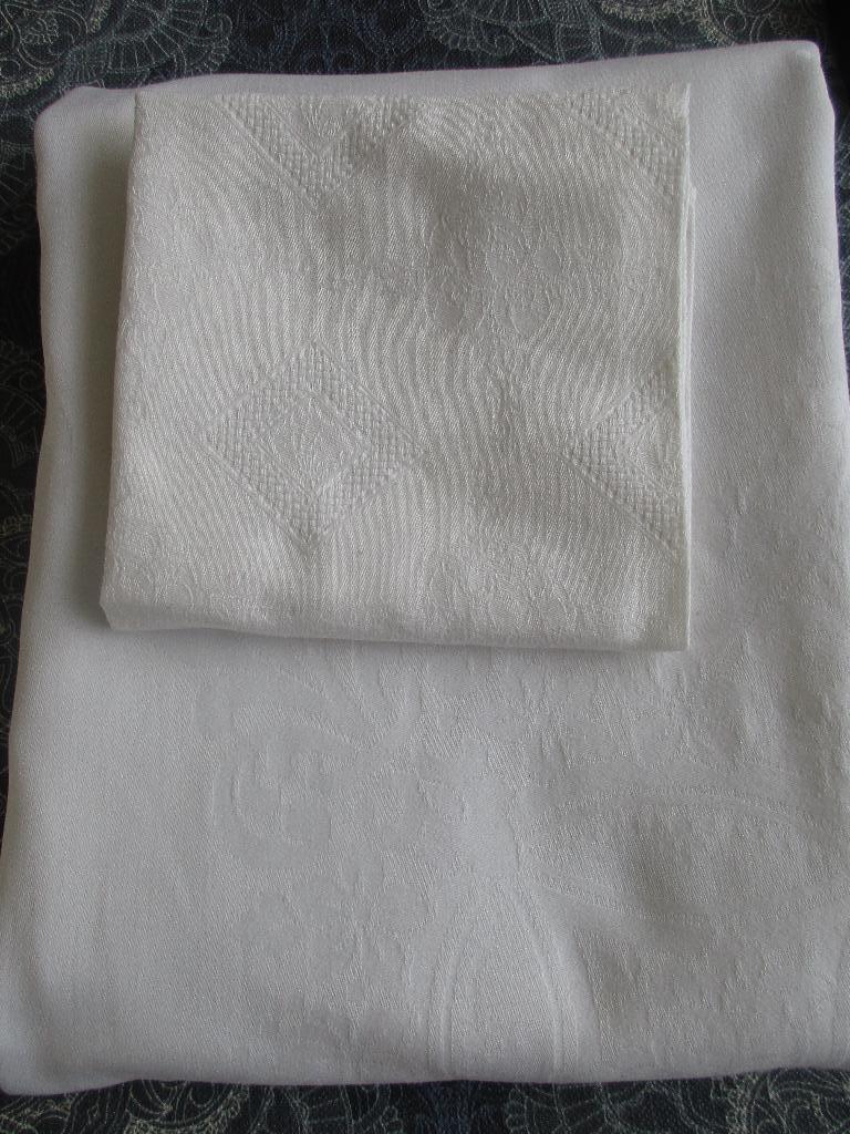 Damasten tafellaken wit - 126 x 164 cm  + servet, Ophalen of Verzenden, Gebruikt, Rechthoek, Binnen