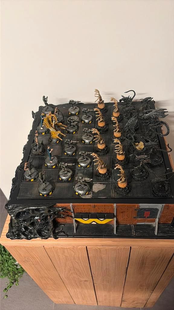 Alien Deluxe Painted Pewter Chess Set, Verzamelen, Beelden en Beeldjes, Zo goed als nieuw, Ophalen