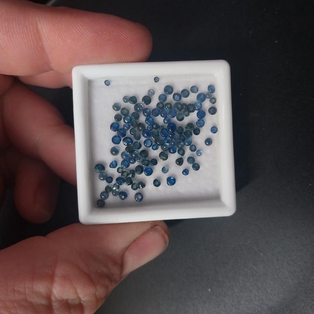 Lot met blauwe kleine saffier cabochons, Ophalen of Verzenden, Zo goed als nieuw