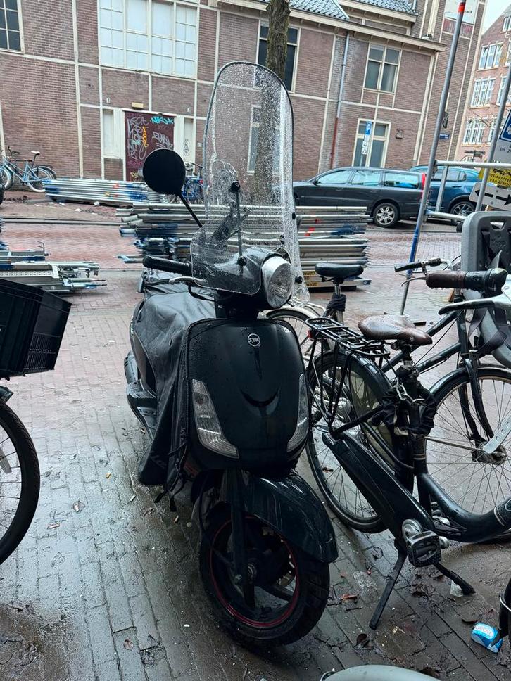 Zwarte SYM scooter met windscherm, Fietsen en Brommers, Scooters | SYM, Gebruikt, Overige modellen, Maximaal 45 km/u, Benzine