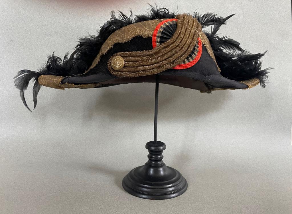 Antieke steek met veren en goudbrokaat op standaard., Antiek en Kunst, Curiosa en Brocante, Ophalen of Verzenden