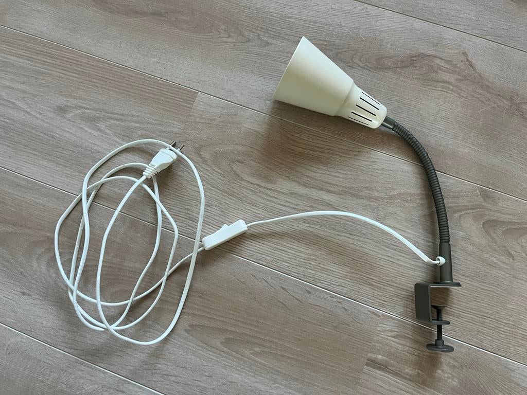 IKEA KVART Klemlamp - lichtgeel/beige, Huis en Inrichting, Lampen | Tafellampen, Ophalen of Verzenden, Zo goed als nieuw, Metaal