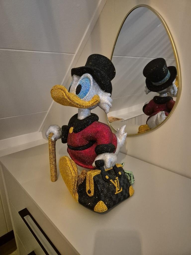 Beeld Dagobert Duck verwerkt met kristallen, Verzamelen, Ophalen of Verzenden, Donald Duck, Nieuw, Beeldje of Figuurtje