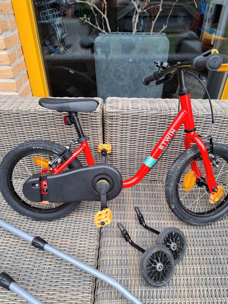 B'Twin loopfiets/fiets 14 inch met zijwieltjes en stang, Fietsen en Brommers, Fietsen | Kinderfietsjes, Zo goed als nieuw, Minder dan 16 inch