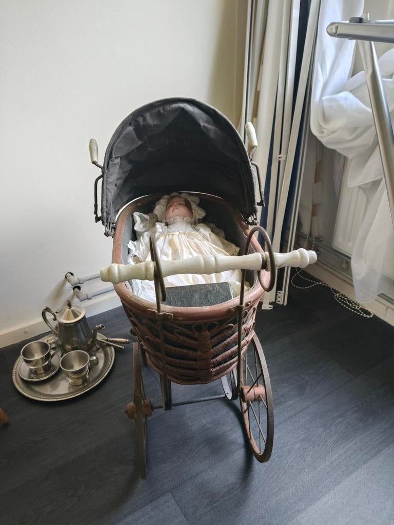 2 antieke porseleinen poppen met kinderwagen en stoeltje, Verzamelen, Poppen, Ophalen of Verzenden