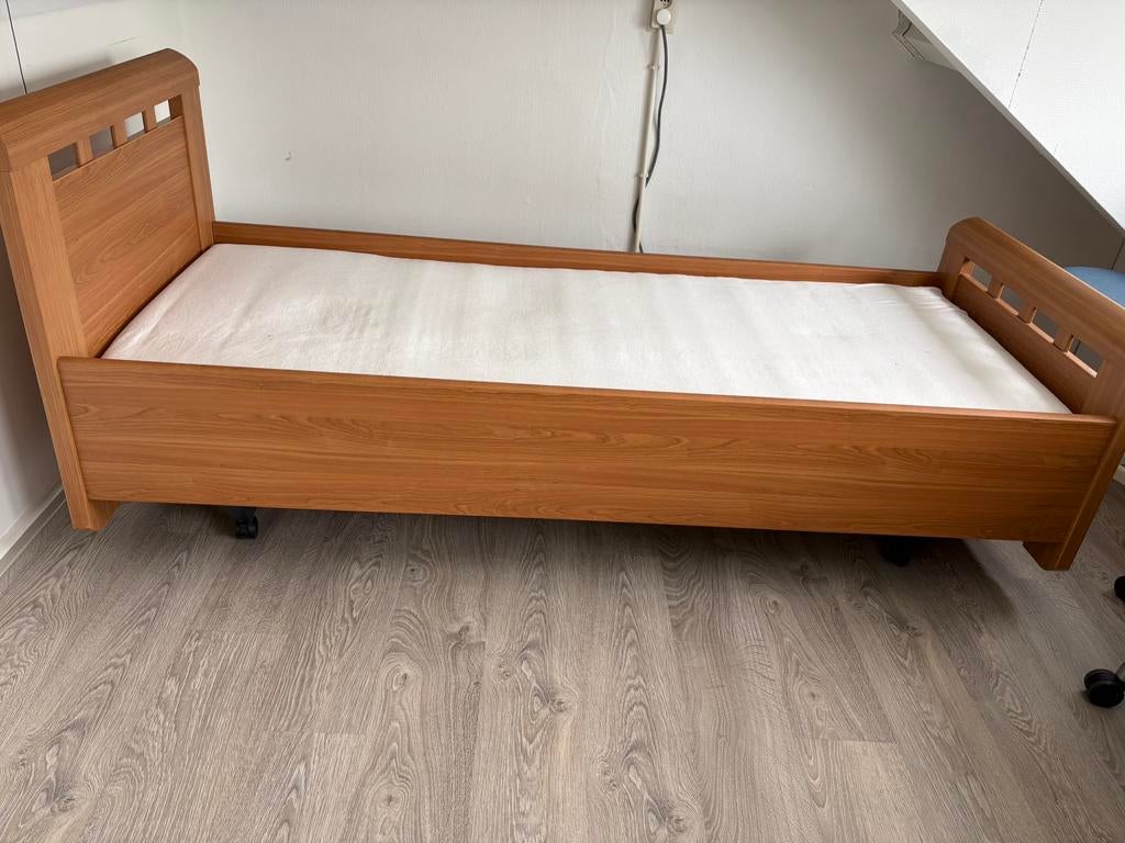 Eenpersoonsbed, Ophalen, Overige materialen, Eenpersoons, Bruin