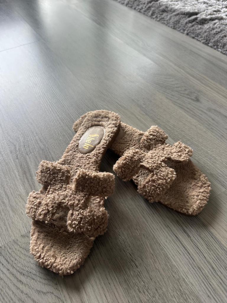 Beige slippers letter H maat 38, Ophalen of Verzenden, Gedragen, Bruin, Slippers