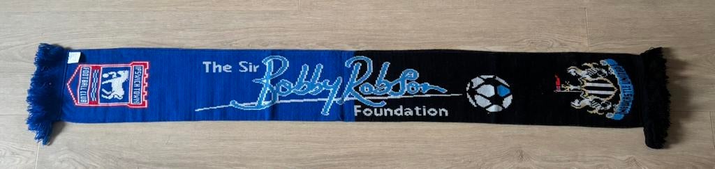 Ipswich Town - Newcastle United sjaal, Verzamelen, Sportartikelen en Voetbal, Ophalen of Verzenden, Buitenlandse clubs, Vaantje of Sjaal