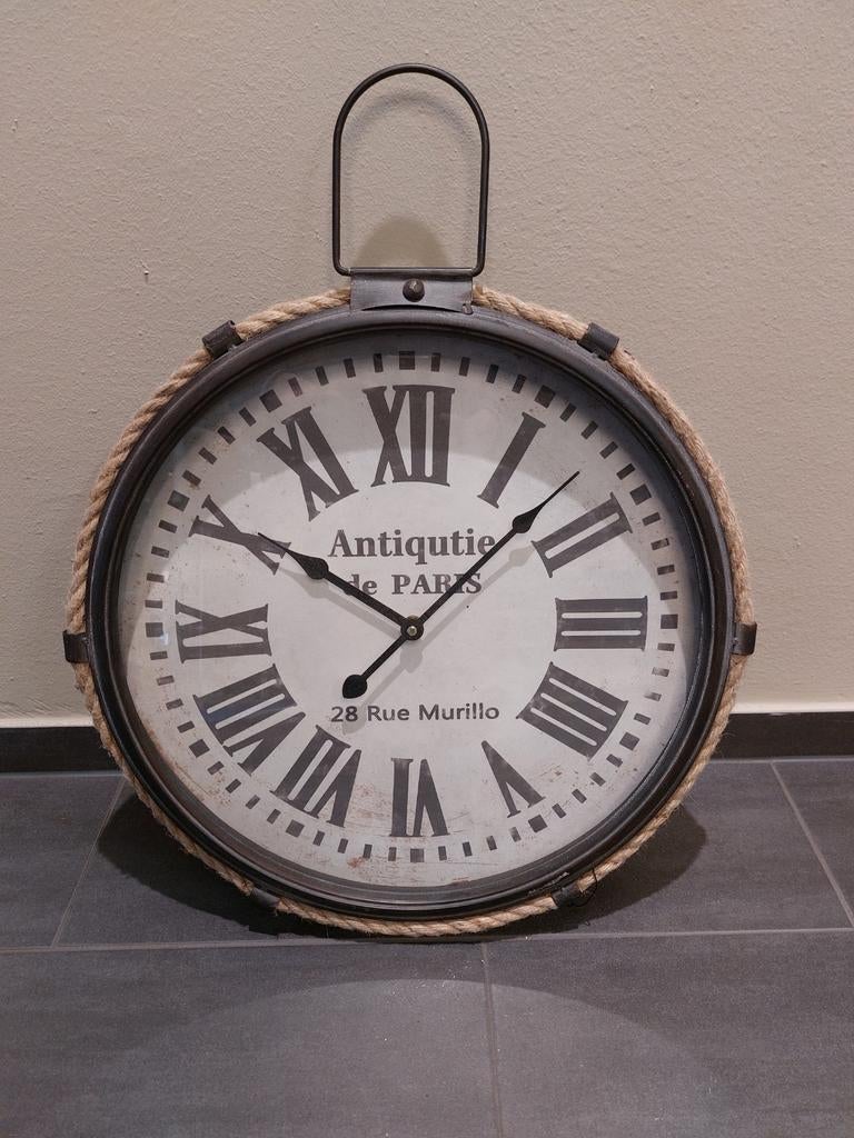 Grote antieke look wandklok met touw - 46cm nieuw, Ophalen of Verzenden