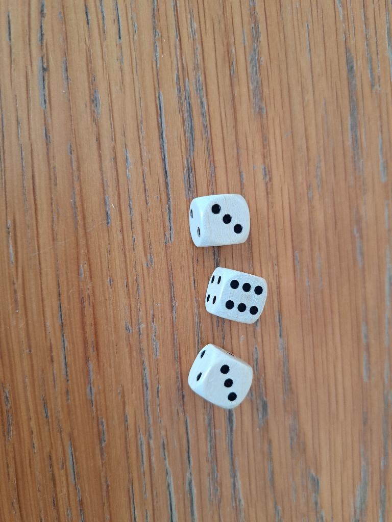 3 kleine dobbelstenen, Ophalen of Verzenden, Gebruikt