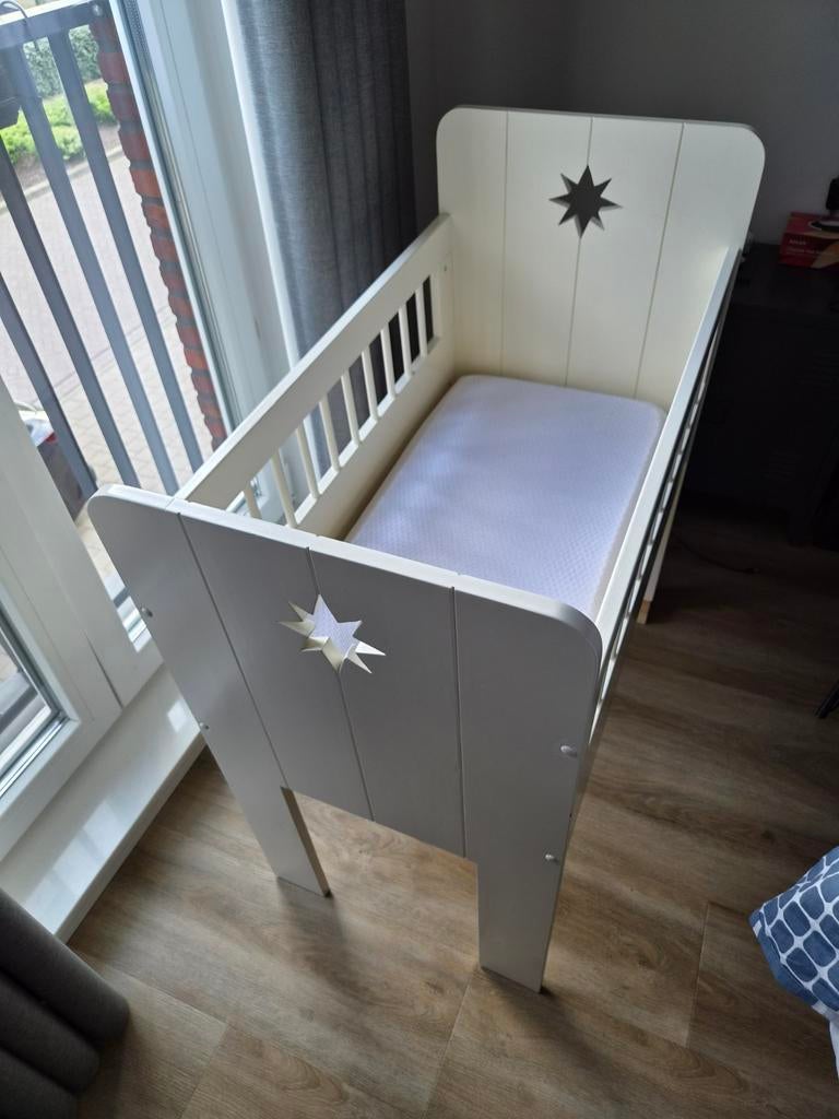Mooi wiegje met matras en toebehoren, Ophalen, Zo goed als nieuw, Wieg