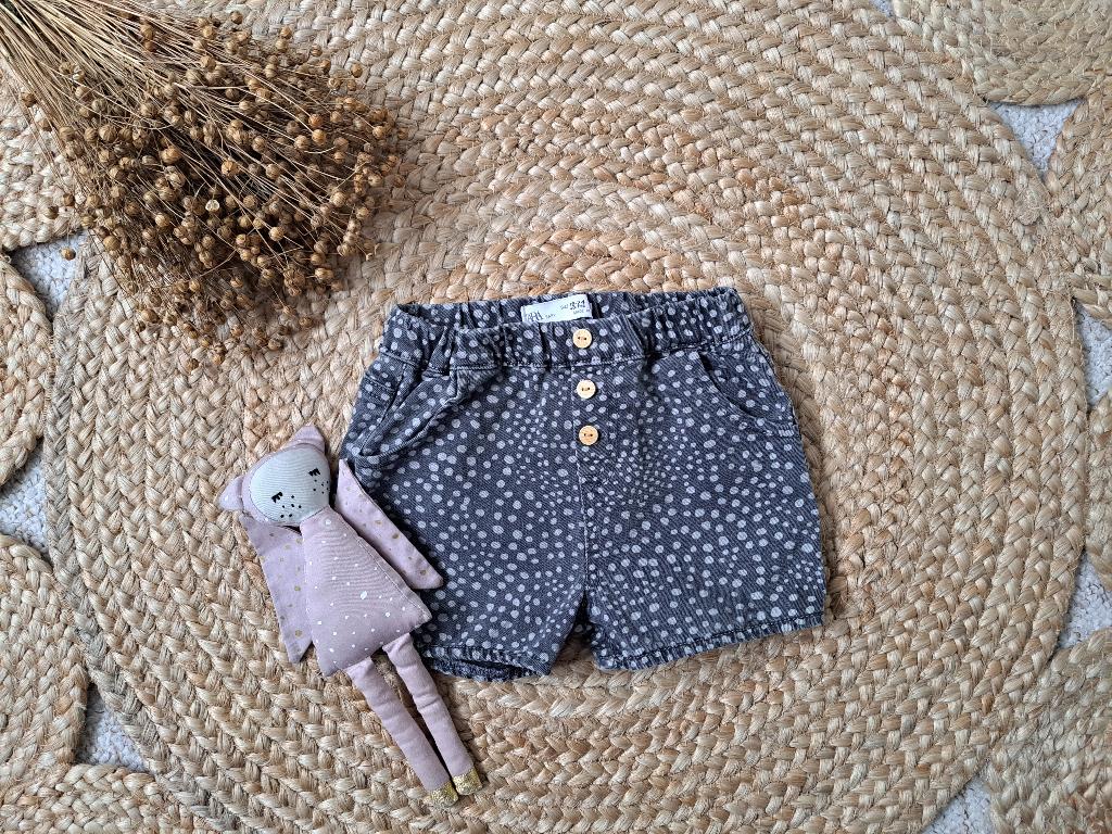 Leuk grijs met lichtgrijs stippen korte broekje Zara maat 92, Kinderen en Baby's, Kinderkleding | Maat 92, Broek, Meisje, Ophalen of Verzenden
