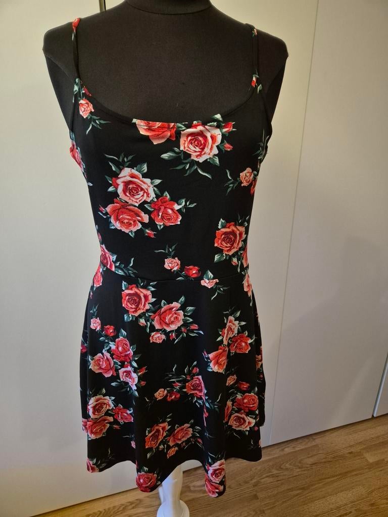 Zwart gebloemd H&M jurkje - maat L ***zgan***, Kleding | Dames, Jurken, H&M, Zwart, Maat 42/44 (L), Ophalen of Verzenden