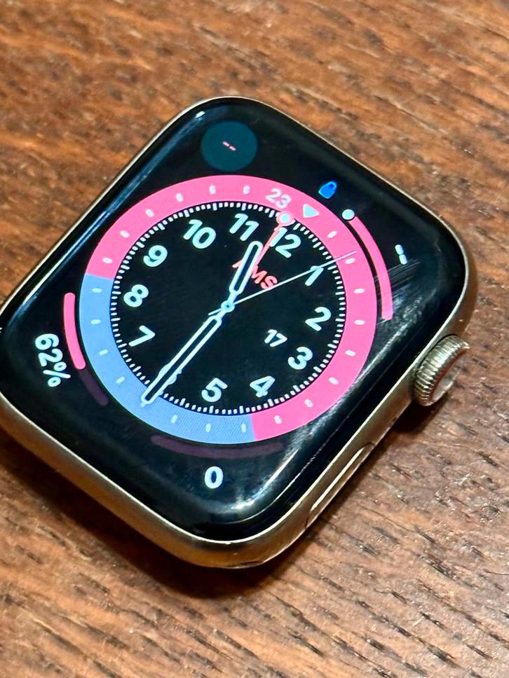 Apple Watch Series 4 (A2008) - Zilver, Sieraden, Tassen en Uiterlijk, Smartwatches, Gebruikt, iOS, Zilver, Afstand, Waterdicht