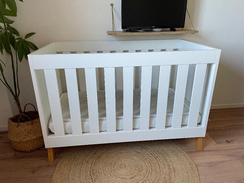 Ledikant en commode set -met matras, Ophalen, Zo goed als nieuw, Ledikant
