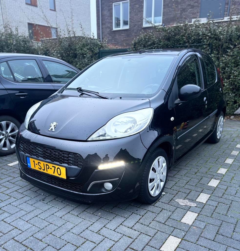 Peugeot 107 1.0 Envy 12V 5DR 2013 Zwart, Auto's, Peugeot, Particulier, ABS, Airbags, Airconditioning, Bluetooth, Boordcomputer