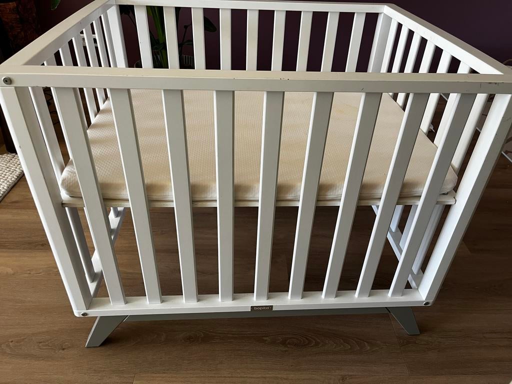 Bopita box - Wit met grijze poten, Kinderen en Baby's, Boxen, Ophalen, Gebruikt, Rechthoekig, In hoogte verstelbaar