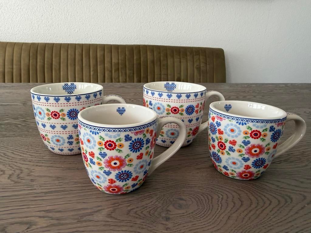 Vier Kakelbont koppen en mokken - Yvon Jaspers, Nieuw, Ophalen of Verzenden, Overige stijlen, Kop(pen) en/of Schotel(s)