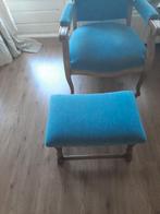 Antieke stoel met krukje lichtblauw, Ophalen, Eén
