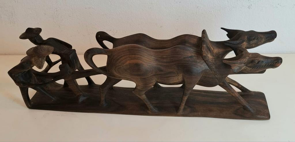 Houten sculptuur van een os met figuren, De sculptuur toont, Antiek en Kunst, Ophalen of Verzenden, Hout
