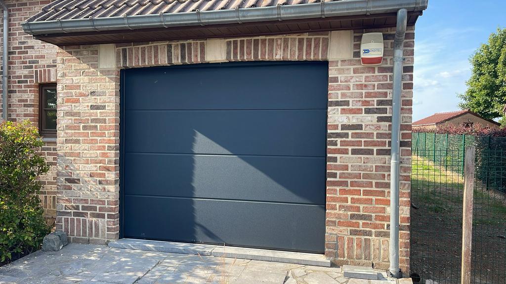 Sectionale garagedeur geplaatst tegen een scherpe prijs!, Doe-het-zelf en Verbouw, Ophalen of Verzenden, 120 cm of meer, 215 cm of meer