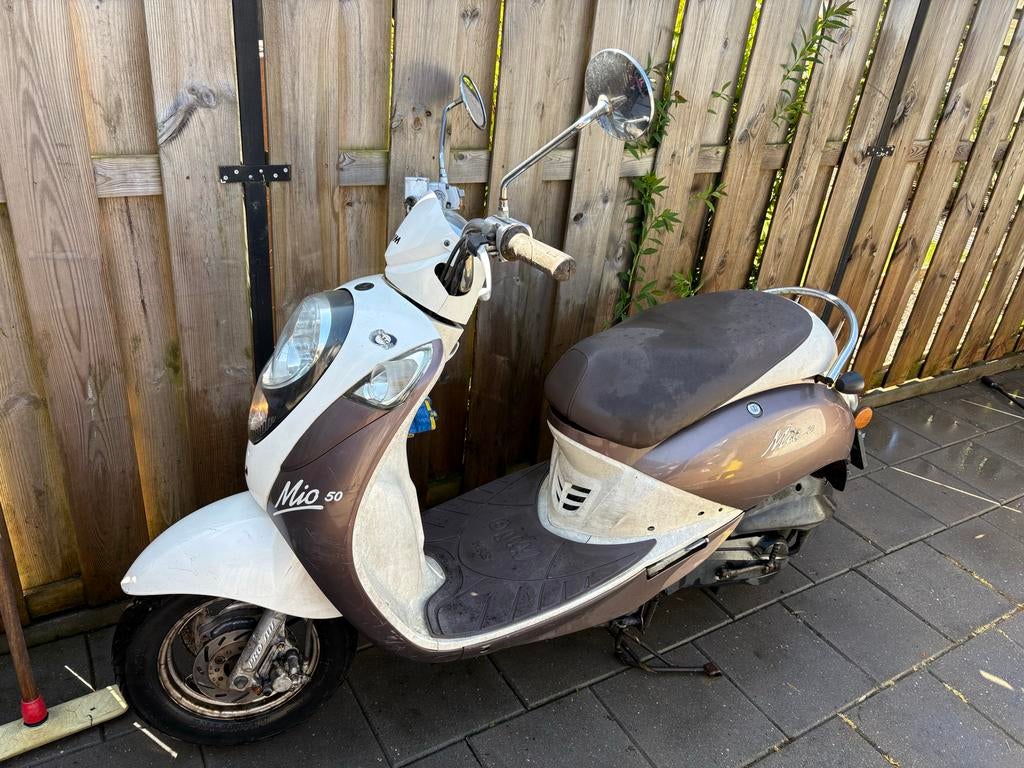 Sym Mio Scooter - Bruin/Wit, Fietsen en Brommers, Scooters | SYM, Gebruikt, Mio, Maximaal 45 km/u, Benzine, Ophalen