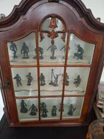 Antieke tinnen beeldjes in vitrinekastje, Verzamelen, Beelden en Beeldjes, Ophalen of Verzenden, Zo goed als nieuw