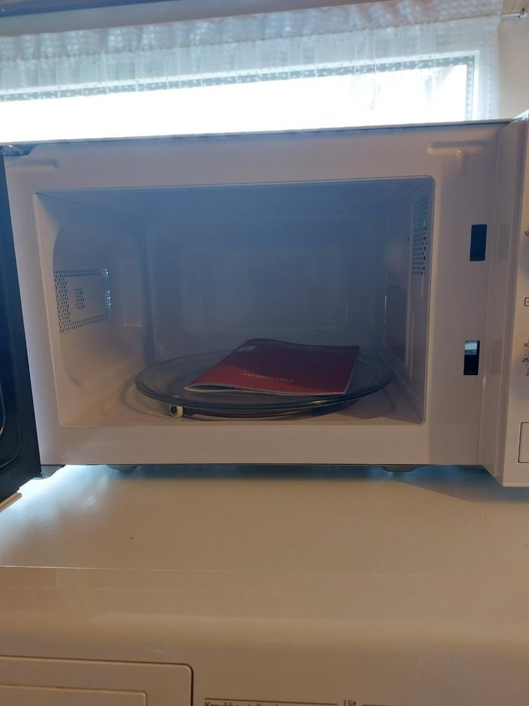 Tomado TMS2003W /01 Magnetron - Wit 5 januari aangeschaft, Ophalen, Draaiplateau, Magnetron, Zo goed als nieuw