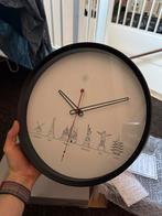 Nieuwe Nextime wandklok 30 cm “Worldtour”, Huis en Inrichting, Woonaccessoires | Klokken, Ophalen of Verzenden, Nieuw, Analoog