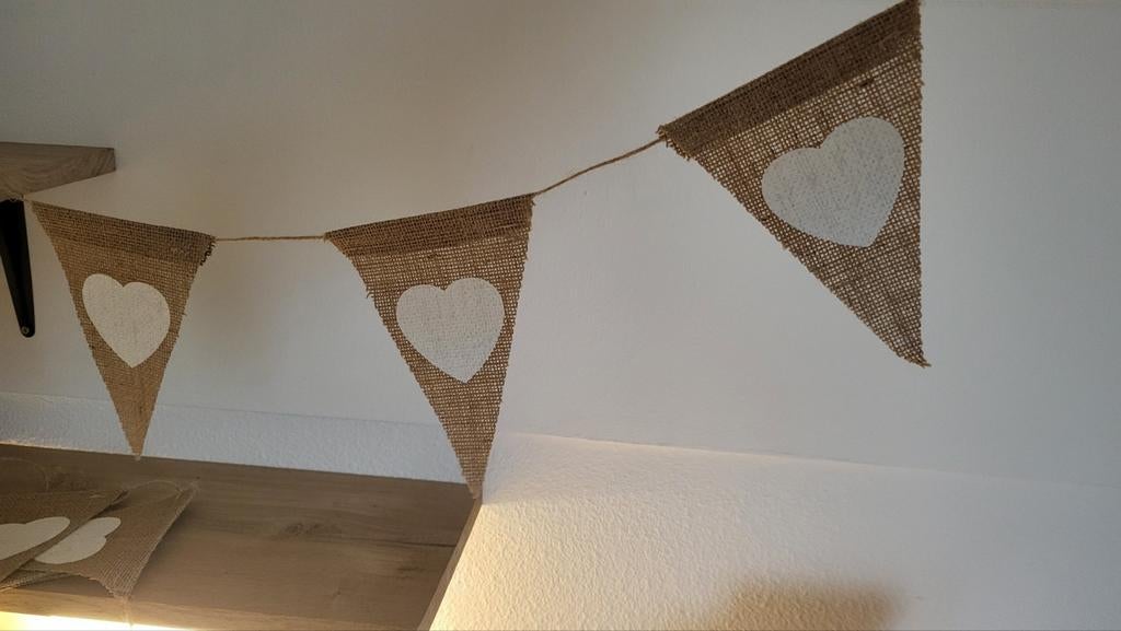 Vlaggenlijn 5 meter jute hartjes, Hobby en Vrije tijd, Feestartikelen, Ophalen of Verzenden, Nieuw, Versiering, Geboorte of Huwelijk