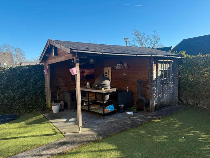 Overkapping met schuurtje, Tuin en Terras, Tuinhuizen, Gebruikt, Schuur, Hout, 250 tot 500 cm, 200 tot 400 cm, Zonder ramen, Met overkapping